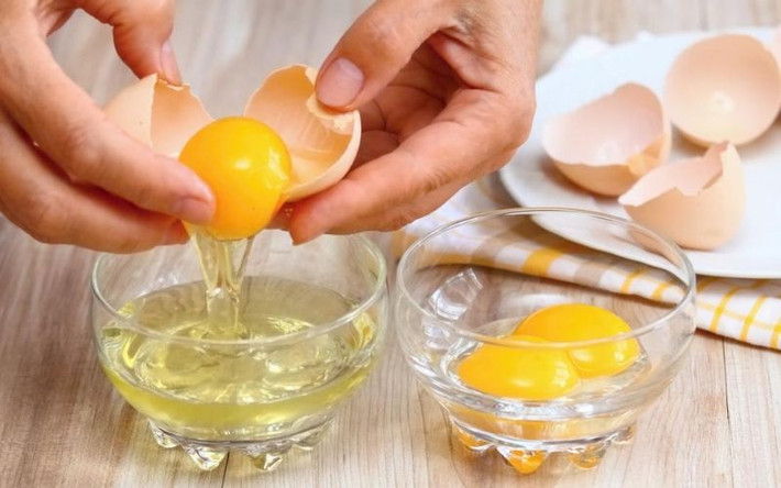 Bạn cũng có thể sử dụng lòng trắng trứng gà sống và thoa trực tiếp lên vùng mụn đầu đen trong vòng 10 phút, sau đó rửa sạch lại với nước. Bạn nên áp dụng phương pháp này 3 lần/tuần để thu được kết quả tốt nhất. Ảnh: Internet.