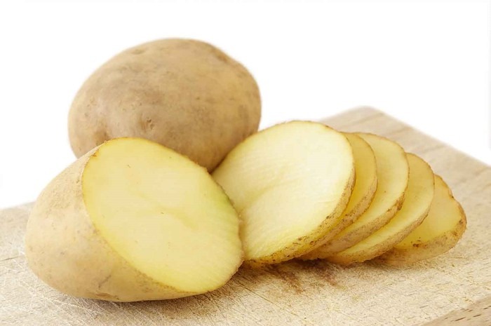 Nguyên liệu dễ kiếm nữa để trị mụn đầu đen đó là khoai tây. Khoai tây chứa nhiều vitamin B1, B2, C,...có tác dụng kháng viêm và hỗ trợ trị mụn cực hiệu quả.