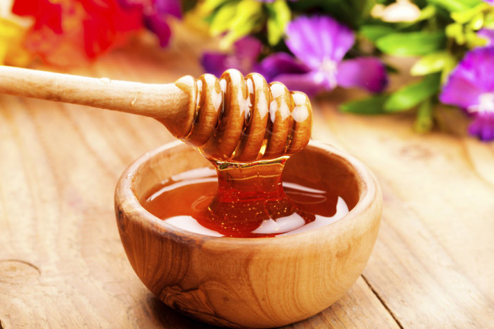 Mật ong có khả năng tiêu diệt vi trùng và tạp chất làm bít lỗ chân lông. Do đó, bạn chỉ thoa mật ong lên vùng mũi bị mụn đầu đen trong 10 phút rồi rửa lại bằng nước sạch, da sẽ trở nên sáng mịn.