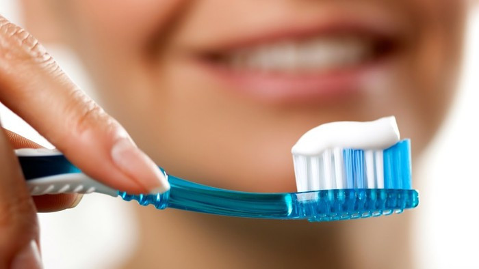 Bạn chỉ cần thoa kem đánh răng lên vùng mũi bị mụn đầu đen, để khô trong 25 phút rồi rửa sạch lại với nước. Áp dụng cách này hai ngày một lần liên tục trong hai tuần, bạn sẽ thấy hiệu quả rõ rệt.