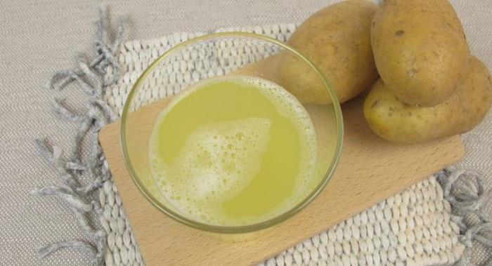 Việc bạn cần làm chỉ là ép khoai tây lấy nước và thoa trực tiếp lên vùng bị mụn đầu đen, để nguyên trong vòng 15 phút rồi rửa lại với nước sạch. Thực hiện cách này đều đặn, mụn đầu đen sẽ không còn nữa.
