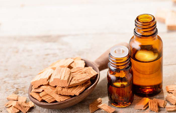 Tinh dầu đàn hương: Từ thời cổ đại, đàn hương đã được sử dụng trong việc chữa bệnh. Nó có khả năng loại bỏ các gốc tự do gây lão hóa da, giữ cho làn da luôn tươi trẻ, khỏe mạnh. Trong các thử nghiệm lâm sàng, dầu đàn hương cũng cho thấy hiệu quả trong trị mụn cóc, chàm, vẩy nến và mụn trứng cá.