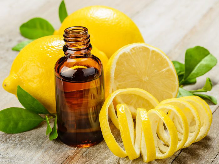 Tinh dầu chanh vàng giúp bảo vệ làn da trước quá trình oxy hóa bằng cách trung hòa các gốc tự do. Nó có chứa ascorbic acid, alpha-tocopherol và glutathione thúc đẩy các tế bào chống lại sự hư tổn.