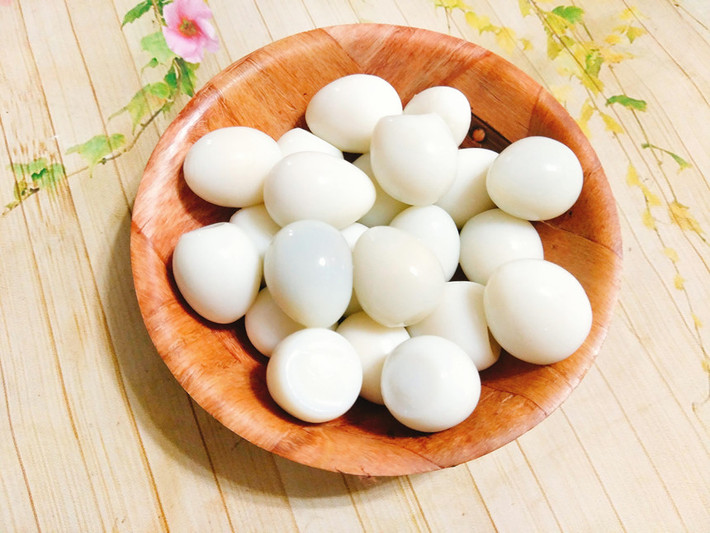 Ngăn ngừa các bệnh mãn tính: Trứng chim cút chứa nhiều vitamin A và vitamin C có thể ngăn chặn sự khởi phát của nhiều bệnh mãn tính và tăng cường sức khỏe tổng thể.