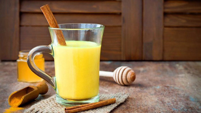 10. Phòng chống ung thư: Chất curcumin trong nghệ có thể tiêu diệt tế bào ung thư và ngăn ngừa sự phát triển của nó đến các bộ phận khác của cơ thể. Nghệ có hiệu quả trong việc phòng chống ung thư vú, tuyến tiền liệt, ung thư da, ung thư đại tràng và ung thư phổi. Uống sữa nghệ thường xuyên có thể ngăn ngừa sự phát triển của khối u ác tính cũng như ngăn chặn sự phát triển của khối u trong giai đoạn đầu. Ảnh: Internet.