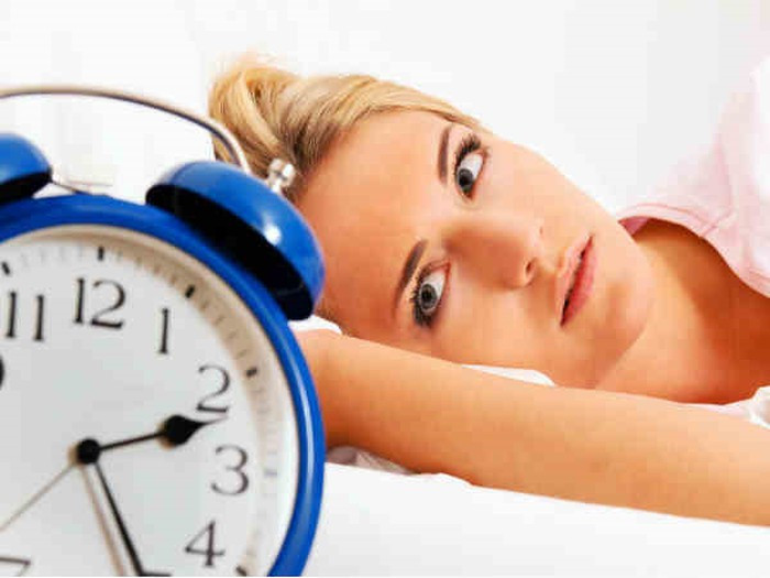 7. Giúp ngủ ngon: Củ nghệ làm giảm căng thẳng và thư giãn cơ thể. Uống một ly sữa nghệ ấm áp một giờ trước khi đi ngủ có thể giúp bạn có được giấc ngủ tốt hơn nhiều. Sữa nghệ có chứa serotonin và melatonin - những hóa chất đóng vai trò quan trọng trong chu kỳ giấc ngủ của bạn. Ảnh: Boldsky.
