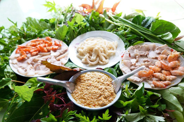 Gỏi lá ăn chung với thịt ba chỉ luộc chín thái mỏng, tôm đất được cắt đầu rang vàng khô vừa béo vừa mềm.