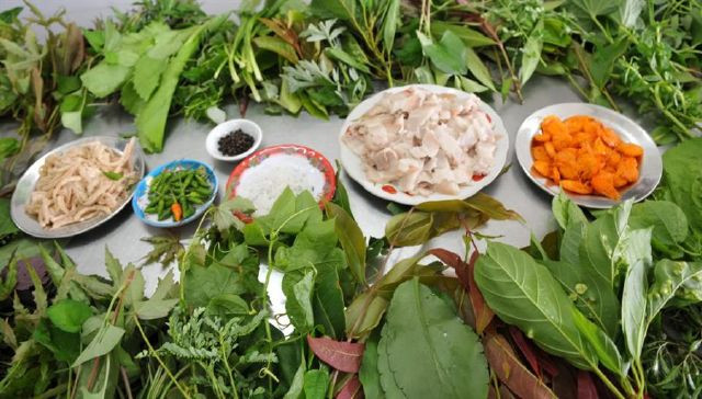 Sau đó, tất cả các loại lá đã được hái từ sáng sớm sẽ được rửa sạch và bày lên mâm. Các món ăn kèm cũng dọn ra cùng.