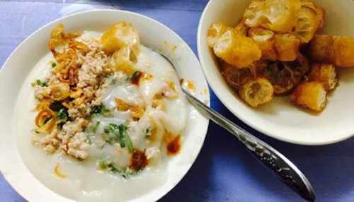 Cháo cay: Điều đặc biệt ở món cháo này là cháo sau khi nấu chín sẽ đem xay nhuyễn giống như nước hồ. Khi ăn bỏ thêm thịt trai, hành ngò và thật nhiều bột ớt. Bát cháo nóng hổi cay chảy nước mắt nhưng lại thơm ngon không thể chối từ.