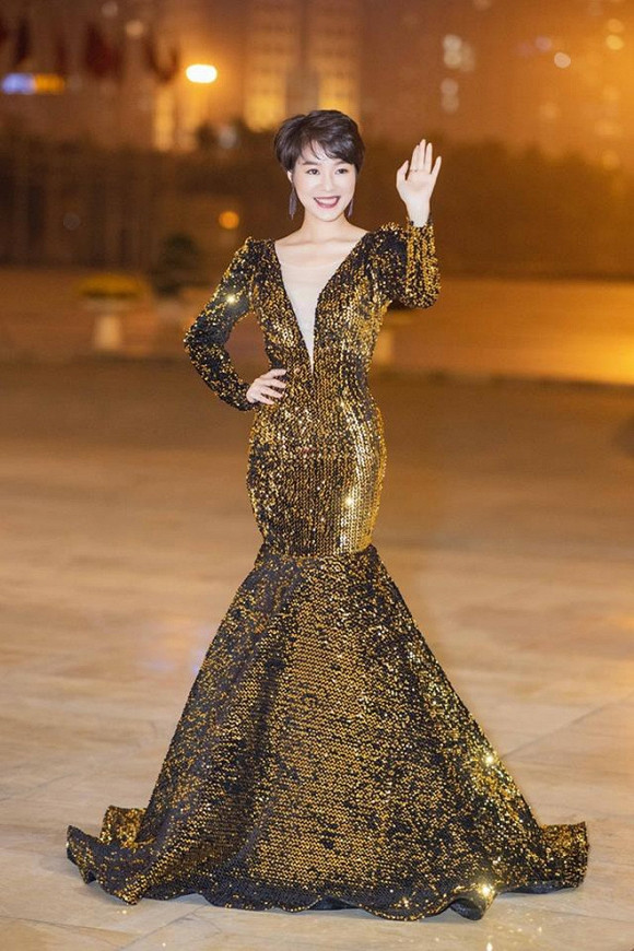 Để tóc tém cá tính nhưng khi diện đồ bó sát hay trang phục gợi cảm, Kim Ngọc vẫn toát lên sự quyến rũ, xinh đẹp hút hồn.