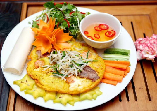 Bánh khoái Huế: Đến Huế mà không thưởng thức bánh khoái thì sẽ thật là thiếu sót cho bạn. Người Huế gọi tên loại bánh này là “khoái” để miêu tả sự sung sướng khi thưởng thức đặc sản này. Món ngon này được làm từ bột gạo xay với trứng gà, bột nghệ. Nhân bánh được chế biến từ thập cẩm giá sống, giò, tôm và đôi khi là cá kình.