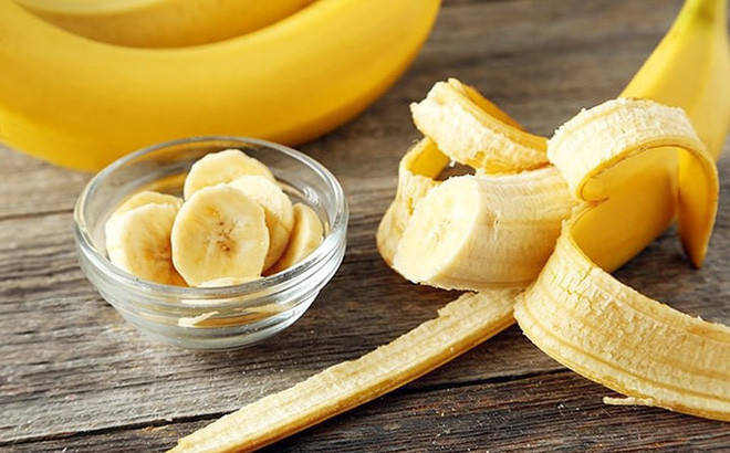 Chuối: Thiếu vitamin B6 khiến tóc bị thưa dần và gãy rụng, vì nhóm vitamin B có nhiệm vụ quan trọng giúp cơ thể hấp thu chất dinh dưỡng. Đồng thời, vitamin B còn đóng vai trò sản xuất các tế bào hồng cầu đi nuôi dưỡng nang tóc, giúp tóc óng ả, dài mềm mượt.
