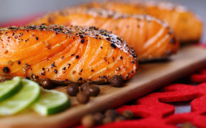 Cá béo: Các loại dầu có trong cá hồi, cá thu chứa các axit béo như omega3 làm chậm quá trình rụng tóc. Cá còn cung cấp sắt, vitamin B12, đều là những chất cần thiết giúp tóc chắc khỏe.