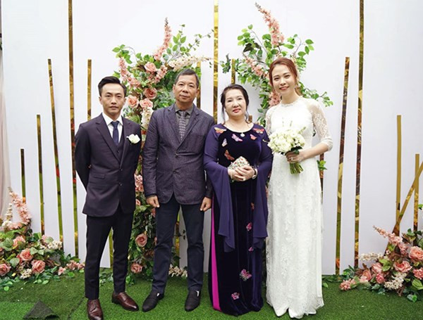 Cường Đô La và Đàm Thu Trang bất ngờ tổ chức đám hỏi ở Lạng Sơn vào ngày 20/1 năm nay. Mối tình 2 năm của cặp đôi đã đi đến một cái kết đẹp là đám cưới như mơ tối qua (28/7) Ảnh: Vietnamnet. Cường Đôla và Đàm Thu Trang: Hành trình tới đám cưới được chờ đợi nhất. Nguồn: Tiin.vn