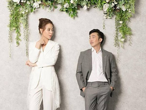 Đến tháng 9/2017, Cường Đô La và Đàm Thu Trang đồng loạt chia sẻ trạng thái "đã đính hôn". Ảnh: Internet.