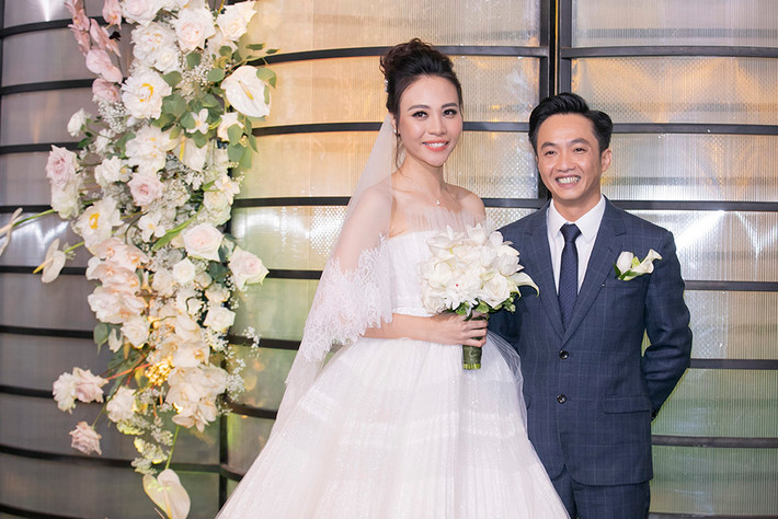 Cặp đôi Đàm Thu Trang và Cường Đô La chính thức "về chung một nhà" sau 2 năm hẹn hò. Trước giờ cử hành hôn lễ, cô dâu chú rể đã xuất hiện tại sảnh tiệc để đón khách. Ảnh: Vietnamnet.
