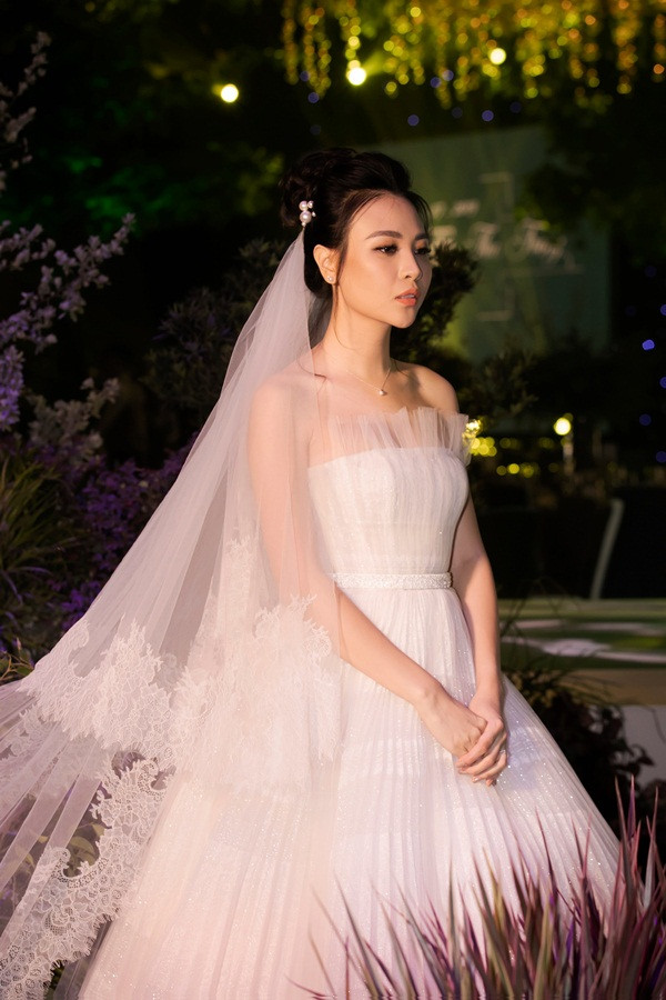 Cô dâu Đàm Thu Trang xuất hiện xinh đẹp trong bộ váy trắng tinh khôi. Ảnh: Vietnamnet.