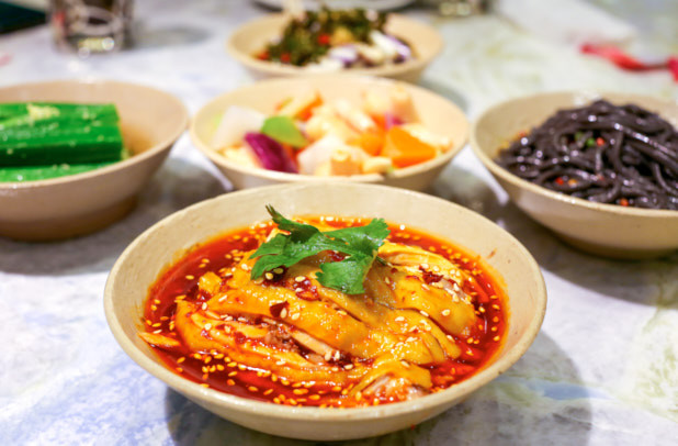 Và sau khi thịt gà được cắt nhỏ xong thì người ta sẽ trộn dầu ớt này vào thịt gà, thêm một chút giấm, một chút rượu vang. Tuy nhiên, số lượng dầu ớt dùng cho món gà này là cực nhiều chứ không phải thuộc dạng chỉ trộn chút ít cho thấm vị. Dầu ớt trộn vào gà nhiều đến mức ngập phần thịt gà nên chắc chắn món này cay không thể tưởng.