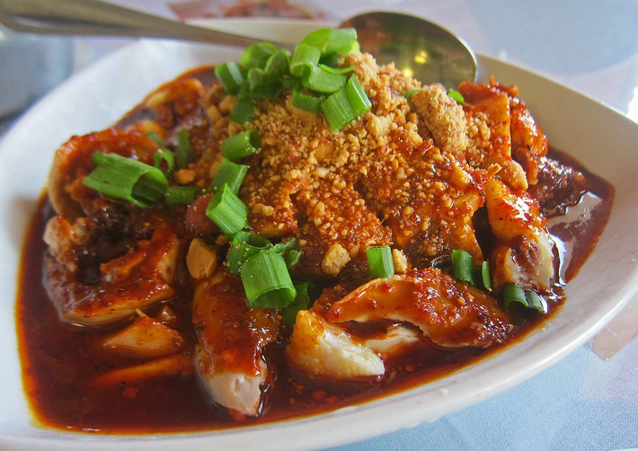 Màu đỏ tươi của món ăn chính là yếu tố kích thích vị giác cực kỳ hiệu quả và khiến ai cũng phát thèm khi vừa nhìn thấy.