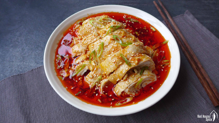 Gà nguyên con sẽ được luộc chín, trong quá trình luộc người ta sẽ cho thêm hành lá, gừng và một lít rượu để thịt gà thơm và ngon vị hơn.