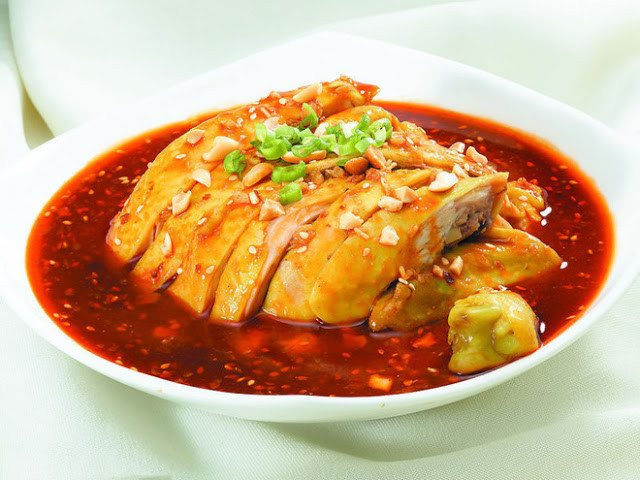 Điểm chú ý đầu tiên của mọi người về món đặc sản Tứ Xuyên này đó chính là tên gọi quá độc lạ. Vì sao món gà này lại gọi là gà nước bọt/gà chảy nước miếng? Bởi lý do vô cùng đơn giản đó chính là chỉ cần nhìn thấy món ăn này thì bất cứ ai cũng thấy thèm thuồng và tuôn nước miếng ra ừng ực ngay.