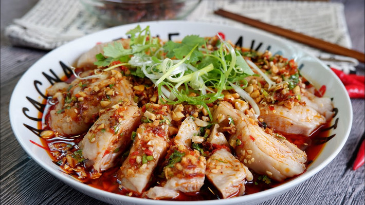 Sau khi thịt gà đã nguội thì sẽ được cắt nhỏ hoặc rút xương, đặc biệt phần da gà là phải giữ nguyên bởi đây chính là phần được đánh giá là ngon nhất sau khi hoàn thành món ăn.