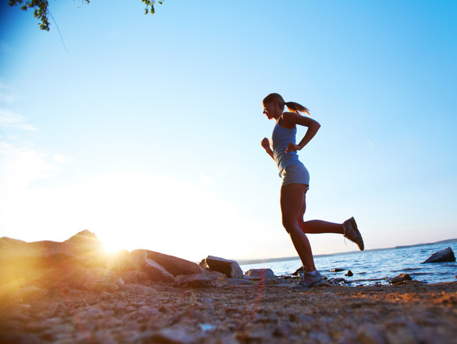 Ít tiếp xúc với ánh nắng: Da của chúng ta có thể tự tổng hợp vitamin D trong ánh nắng mặt trời. Vitamin D có thể giúp cơ thể chúng ta hấp thụ canxi. Hơn 20 phút mỗi ngày dưới ánh nắng mặt trời đủ để thúc đẩy quá trình tự tổng hợp vitamin D, tăng cường hấp thụ canxi. Ảnh: Internet.