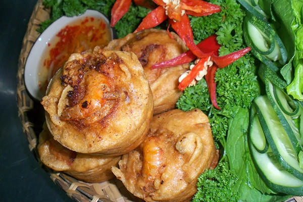 Món bánh cống vàng rộm, giòn thơm khi ăn cùng với nước mắm chua ngọt, các loại rau kèm như diếp cá, đọt xoài, xà lách… không hề bị ngấy, thực khách sẽ chỉ cảm thấy vị bùi của thịt của đậu xanh, vị ngọt của tôm tươi hòa lẫn với nhau ngon đến nhớ mãi không quên.