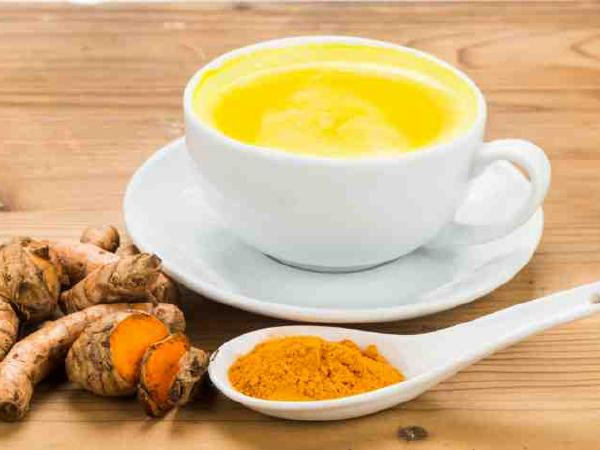 Uống sữa nghệ trước khi đi ngủ có thể đem lại những tác dụng vô cùng kỳ diệu với cơ thể. Nếu bạn uống hàng ngày, nó có thể tăng cường hệ thống miễn dịch của bạn, làm sạch cơ thể qua gan và thậm chí có thể giúp ngăn ngừa ung thư. Chỉ cần hòa 1 nửa thìa bột nghệ vào một cốc sữa, vậy là bạn đã có ly sữa nghệ tuyệt vời.