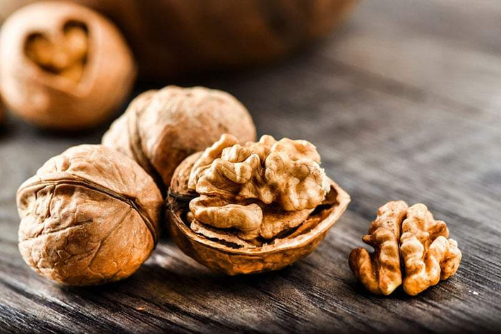 Hạt óc chó: Ngoài khả năng phòng ngừa bệnh tim mạch, các chất dinh dưỡng Omega 3, Vitamin E trong quả óc chó còn là “vũ khí” giúp bạn đẩy lùi chứng trầm cảm. Đại học Y khoa David Geffen (Mỹ) vừa công bố kết quả khảo sát hơn 26.000 người Mỹ cho thấy, những người thường xuyên ăn quả óc chó ít có nguy cơ mắc trầm cảm hơn. Các chuyên gia dinh dưỡng khuyến cáo nên ăn 2-3 quả óc chó mỗi ngày để giúp não bộ khỏe mạnh và giảm căng thẳng.