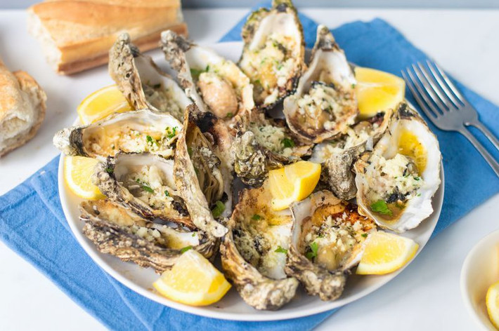 Hàu: Nghe có vẻ khá kỳ quặc, nhưng đây là kết quả nghiên cứu của Tiến sĩ Drew Ramsey (Đại học Columbia, Mỹ). Ông chia sẻ rằng, thành phần kẽm trong hàu có vai trò quan trọng thúc đẩy hoạt động của não bộ, cải thiện chức năng nhận thức, giúp tinh thần minh mẫn. Đồng thời, hàu rất giàu vitamin B12, các axit béo (omega-3, selenium) rất tốt cho quá trình trao đổi chất của não, hạn chế tình trạng mệt mỏi, chán nản của cơ thể
