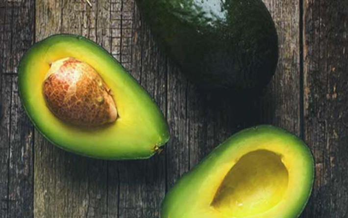 Quả bơ: Bơ là một loại trái cây chứa rất nhiều axit béo không bão hòa, giàu chất xơ, vitamin B (đặc biệt là folate), vitamin K, kali, đồng, vitamin E và vitamin C. Các chất béo lành mạnh trong bơ giúp xây dựng da, não, các mô của thai nhi, và folate có thể giúp ngăn ngừa các khuyết tật ống thần kinh.
