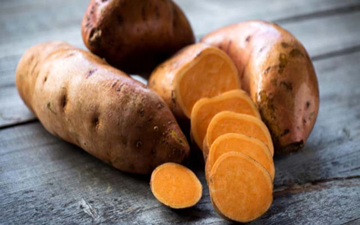 Khoai lang: Khoai lang rất giàu chất xơ và beta-carotene, một hợp chất thực vật được chuyển hóa thành vitamin A trong cơ thể cần thiết cho sự phát triển của thai nhi khỏe mạnh.