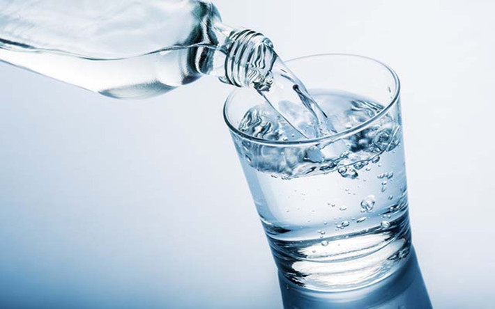 Nước: Khi mang thai cần uống tối thiểu 1,5 lít nước mỗi ngày. Việc tăng lượng nước có thể giúp giảm táo bón và nguy cơ nhiễm trùng đường tiết niệu thường gặp trong thai kỳ.