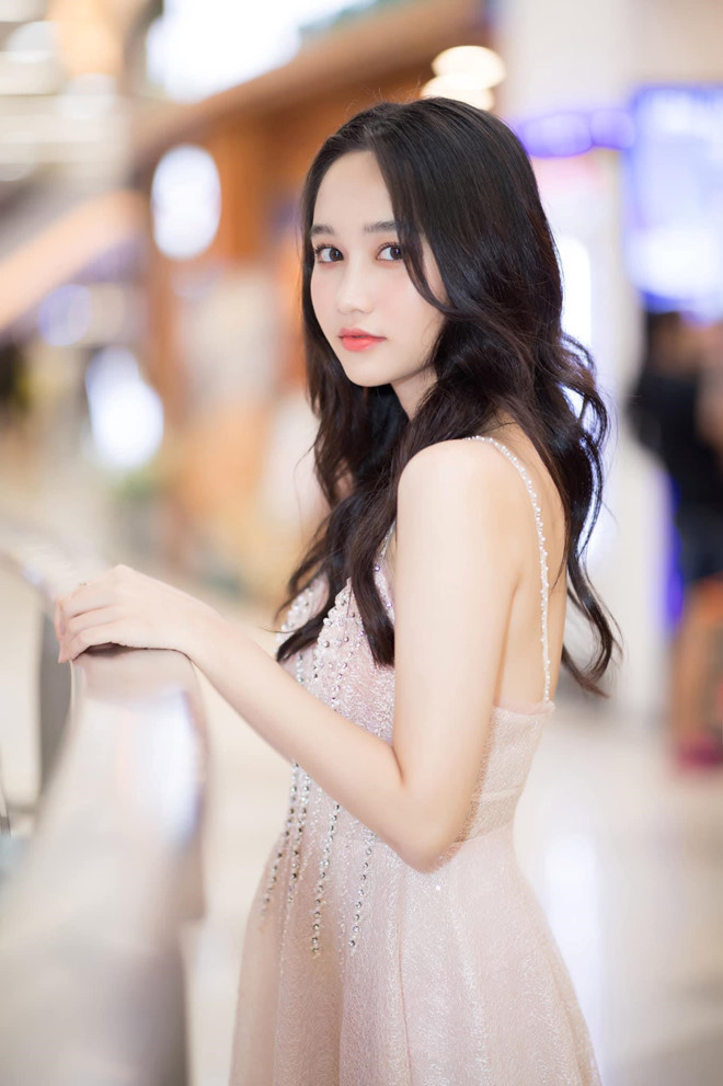 Cô nàng khoe vai trần gợi cảm trong chiếc đầm hai dây.