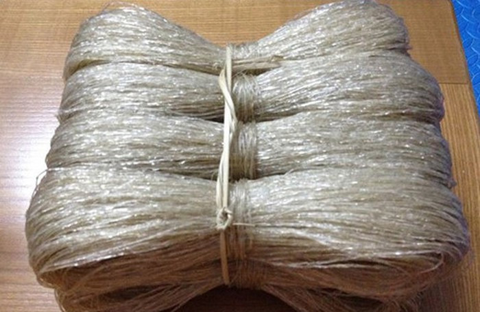 Miến dong đen: Từ lâu, người ta đã ví Nguyên Bình (Cao Bằng) là “đất miến”. Với sự khéo léo và kinh nghiệm của những người dân nơi đây đã tạo nên những sợi miến bóng đẹp, giòn, dai, có hương thơm đặc trưng của bột dong mà không hề sử dụng bất kỳ loại hóa chất nào. Bát canh miến Nguyên Bình rất thơm ngon mà có thể không cần thịt, cần xương hầm, không cần tra nhiều gia vị, nhưng hương vị khó có nơi đâu sánh kịp. Ảnh: Gia đình và Xã hội.