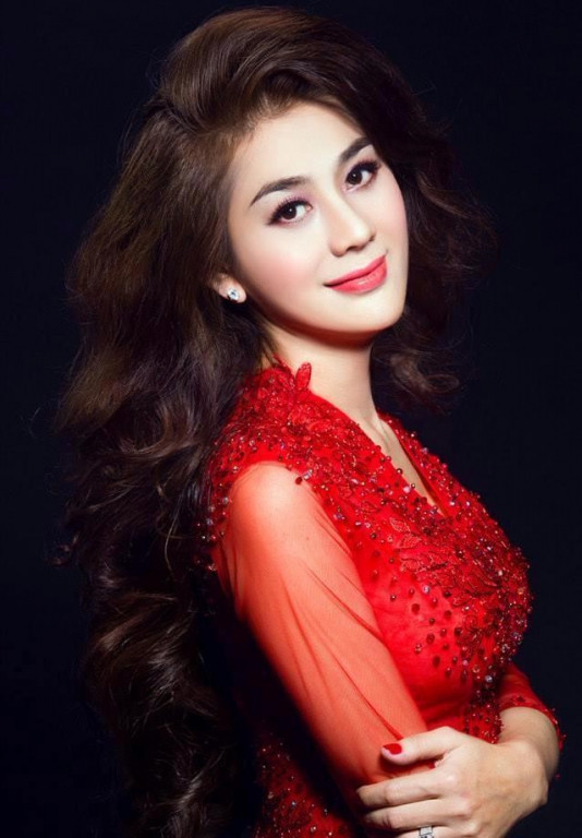Lâm Khánh Chi còn dưỡng da bằng các loại mặt nạ chăm sóc da tự nhiên như đắp dưa leo, nha đam,... Cô hạn chế tiếp xúc với ánh nắng mặt trời cũng như các loại mỹ phẩm kém chất lượng để bảo vệ làn da tốt hơn.