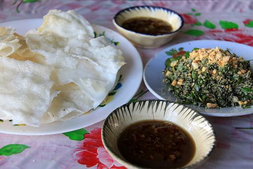 Bánh đập – hến xào: Đây được coi như là một loại đặc sản Hội An độc đáo. Bánh đập là một miếng bánh ướt được đặt giữa hai miếng bánh tráng nướng mỏng. Khi ăn, du khách không chỉ cảm nhận được vị giòn tan của miếng bánh tráng nước, mà còn cảm nhận được cái vị ngọt bùi của miếng bánh ướt. Thông thường, bánh đập sẽ được ăn cùng với hến xào để tăng thêm vị béo ngậy cuốn hút.