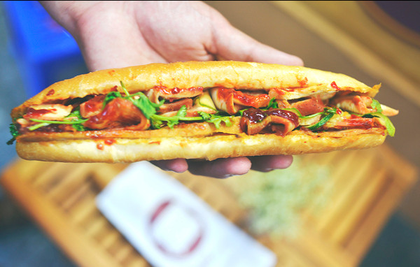 Bánh mỳ Phượng: Quán bánh mỳ nằm khiêm tốn trên phố Phan Châu Trinh (Hội An) đã trên dưới 20 năm là địa điểm luôn tấp nập thực khách cả người địa phương lẫn khách du lịch. Bánh mỳ ở đây được coi là “thiên hạ đệ nhất bánh mỳ” và được đánh giá 4,5 trên thang 5 sao của TripAdvisor.