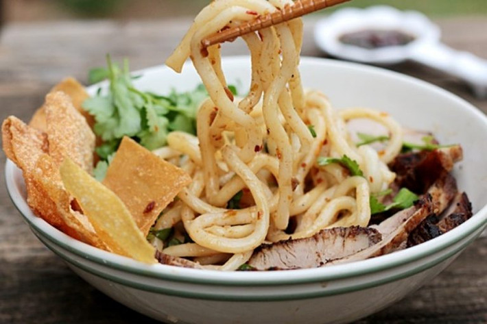 Cao lầu là một trong những món ăn không thể thiếu khi nhắc đến ẩm thực Hội An. Cao Lầu được chế biến từ những sợi mỳ dai giòn chứ không mềm nhão như những sợi mì bình thường. Bạn có thể trộn mỳ lên thoải mái không sợ nát, khi ăn thì người ta sẽ cho rau thơm, thịt xá xíu, chút nước dùng, tóp mỡ, bì lợn chiên giòn và một vài nguyên liệu riêng biệt khác.