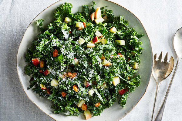 Cải xoăn Kale: Thực phẩm chống viêm này chứa nhiều chất phytonutrients và chất chống oxy hóa giúp bảo vệ cơ thể chúng ta chống lại tổn thương tế bào.