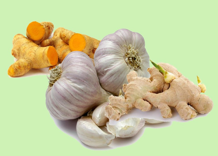 Các loại gia vị và thảo mộc như nghệ, gừng và tỏi đều là những thực phẩm chống viêm cực tốt. Gừng không chỉ là một chất tăng cường miễn dịch và chống viêm, mà loại củ này còn bổ sung thêm hương vị món ăn ngon. Tương tự, tỏi và nghệ cũng có tác dụng như vậy. Ảnh: Internet.