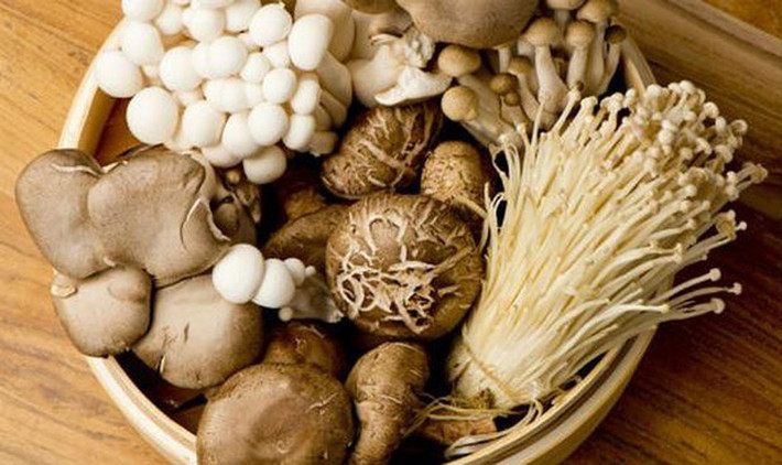 Nấm chứa nhiều hợp chất có thể giúp cải thiện khả năng miễn dịch và giảm viêm trên toàn cơ thể. Ngoài ra, nấm cũng là một nguồn cung cấp protein, chất xơ và các vitamin B.