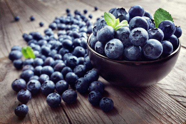 Quả việt quất: Loại quả này chứa nhiều vitamin A, C và E, và chứa nhiều đặc tính chống viêm và chất chống oxy hóa. Chất chống oxy hóa chính, anthocyanin, là thứ mang lại cho loại quả mọng này màu xanh đậm tuyệt đẹp.