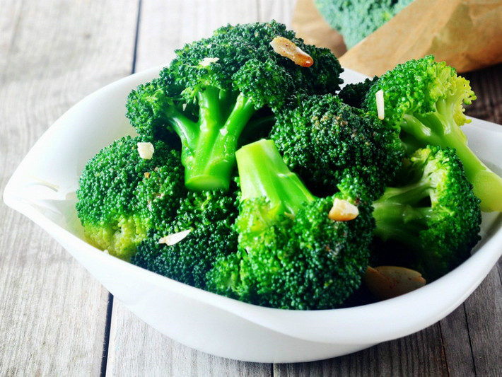 Bông cải xanh: Giàu vitamin C và K, folate và chất xơ, bông cải xanh là một thực phẩm chống viêm mạnh mẽ. Nó đặc biệt giàu chất chống oxy hóa như flavonoid kaempferol và quercetin, cũng như nhiều loại carotenoids.