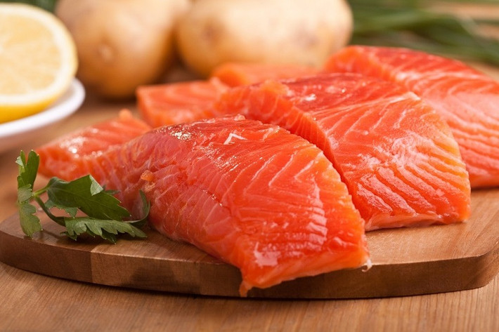 Cá hồi hoang dã: Loài cá nước lạnh này là một trong những nguồn axit béo omega-3 tốt nhất, có thể giúp chống viêm, giảm nguy cơ mắc các bệnh mãn tính và cải thiện sức khỏe tâm thần.