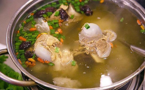 Nước dùng xương giàu các khoáng chất như canxi, magiê và phốt pho. Một bát canh xương có thể giúp củng cố niêm mạc ruột, giảm viêm ruột, tăng cường hệ tiêu hóa, hỗ trợ chức năng miễn dịch và tăng cường giải độc.