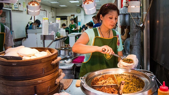 Vỏ bánh xốp mềm, hơi ngọt, được hấp chín ngay tại quán nên chỉ cần đi ngang qua là bạn đã ngửi ngay thấy mùi hương hấp dẫn của món ăn này.