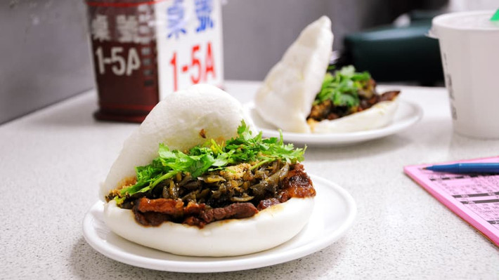 Ngoài thịt hầm, nhân bánh còn được cho thêm rau mùi tươi, dưa muối và rắc lạc rang giã nhỏ. Sự kết hợp của những nguyên liệu này đem lại cho bánh hương vị đặc trưng và bớt ngấy.