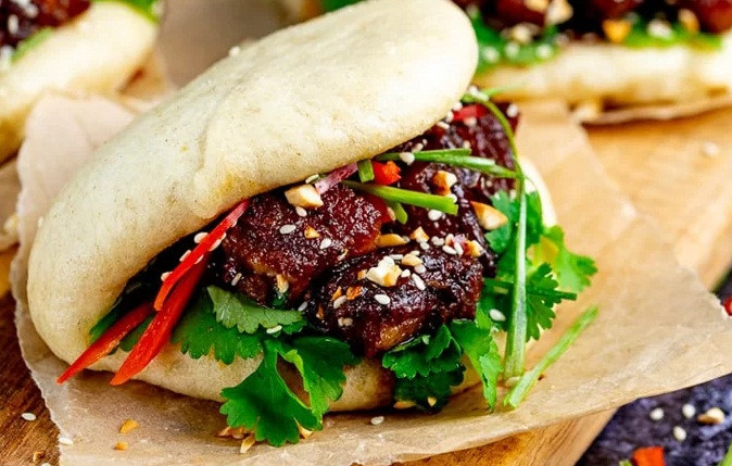 So với món mì bò, lẩu và đậu phụ thối, “guabao” hay bánh bao kẹp thịt không phải món được nhiều du khách biết đến ở Đài Loan. Món này được bày bán ở các thị trấn và thành thố, nhưng không phải đường nào hay chợ đêm nào cũng có.
